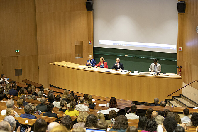 Richard Laganier (recteur), Josiane Chevalier (préfète), Michel Deneken (président) et Alexandre Meny (vice-président Vie étudiante) devant un amphithéâtre bien rempli ! Crédit : Catherine Schröder / Unistra